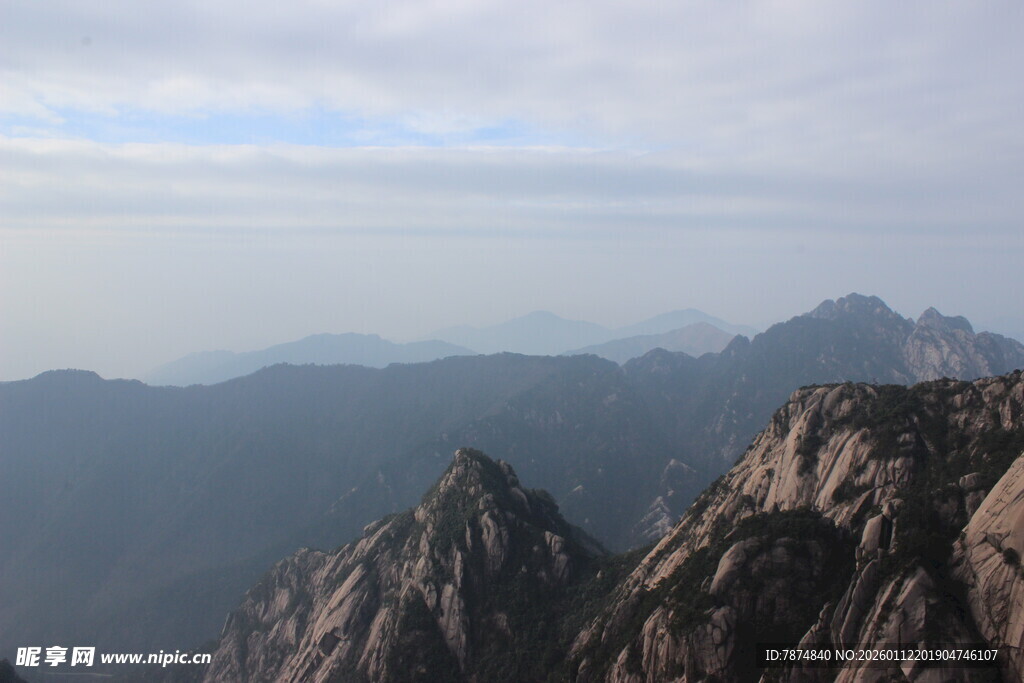 巍峨山峦远眺壮丽景观