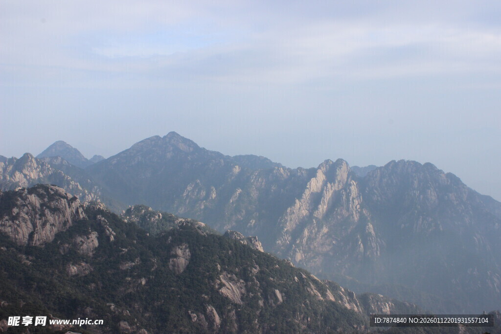 壮丽山景 云雾缭绕的奇峰