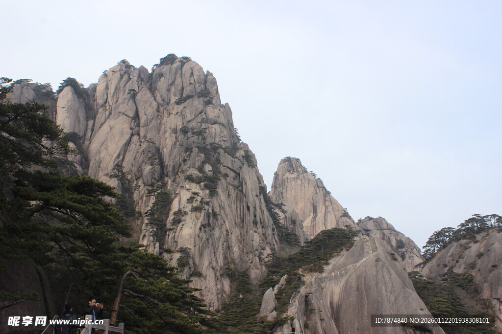 巍峨壮观的峻峭山峰