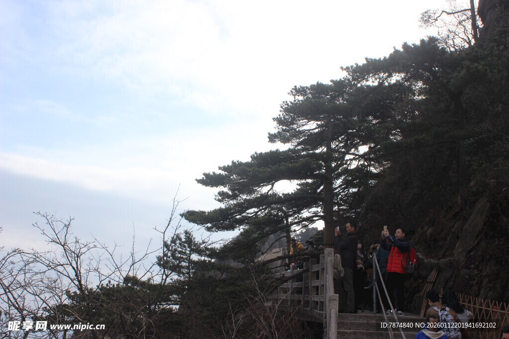 山间栈道上的游客身影