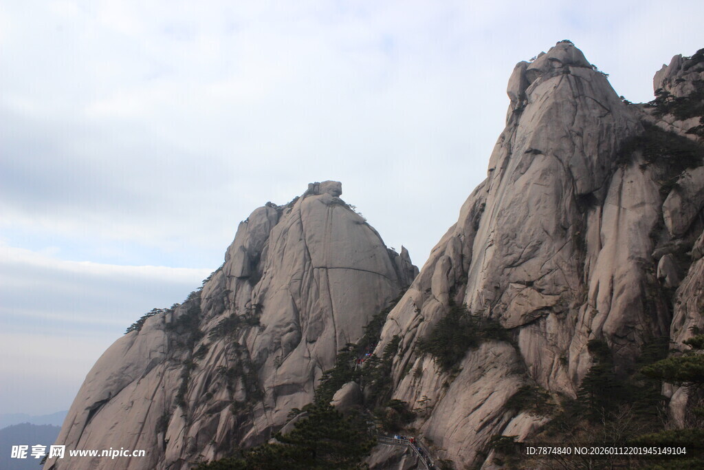 巍峨壮丽的山峰景色