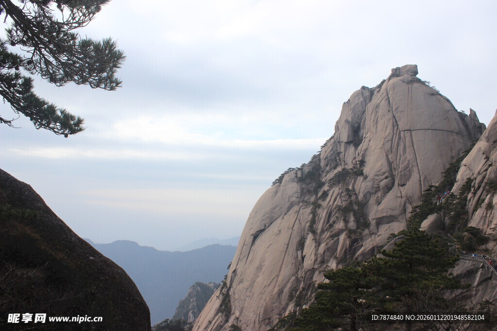 巍峨黄山山峰壮丽景色