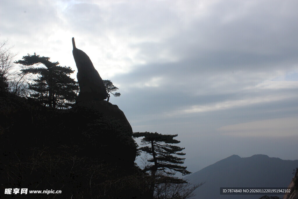 奇峰耸立的壮丽山景