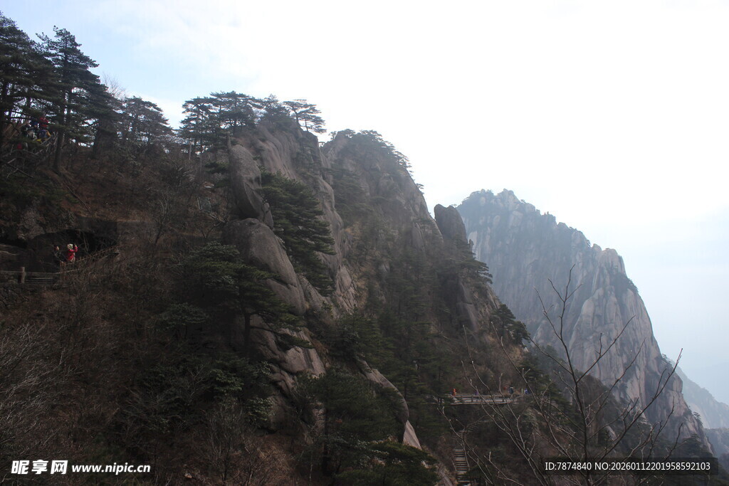 巍峨山峰景色壮丽