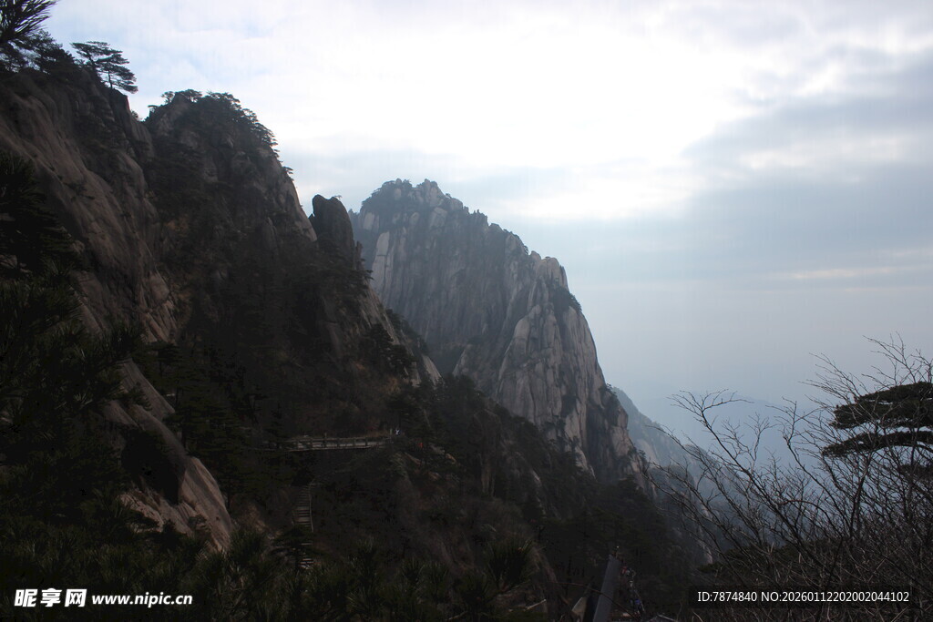 巍峨山峰云雾缭绕之景