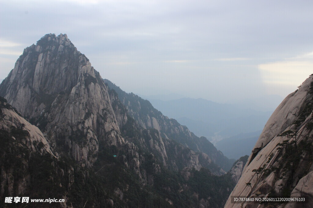 巍峨壮观的高山景色