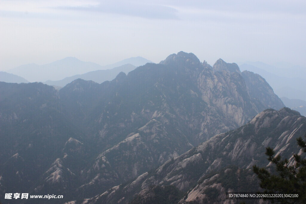 巍峨壮丽的高山景色