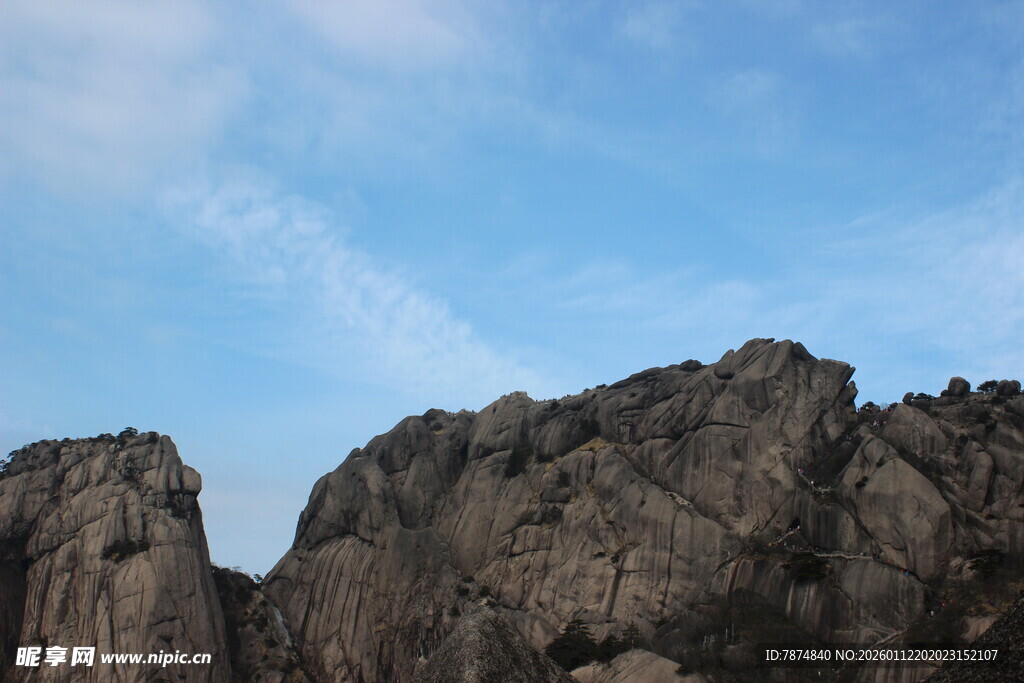 巍峨山石与蓝天美景