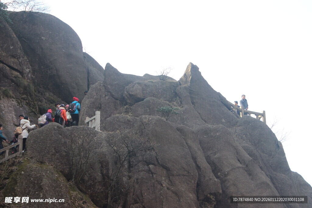 游客攀登陡峭山峰