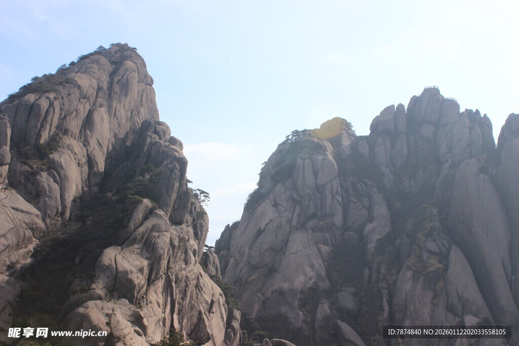 巍峨壮观的险峻山峰