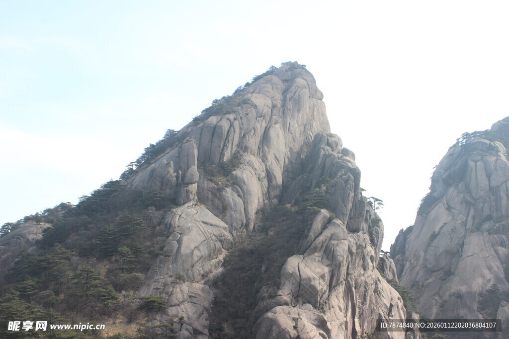 巍峨险峻的壮丽山峰