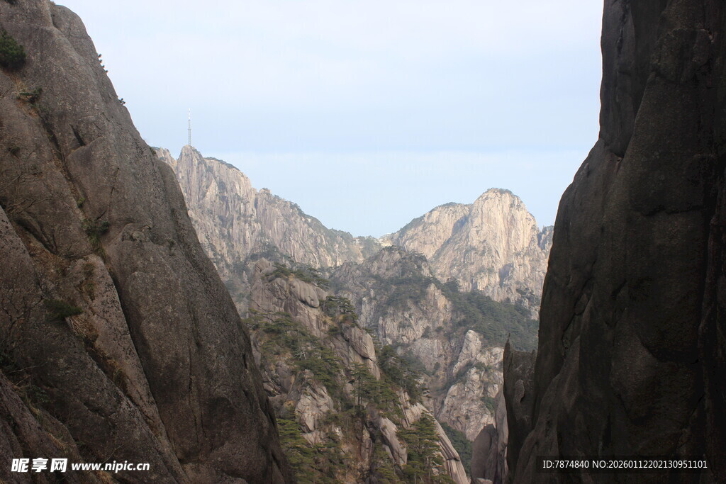 巍峨山峦间的壮丽景致