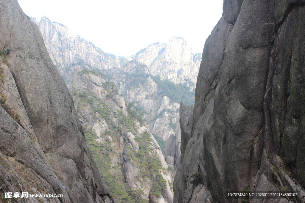 巍峨山间峡谷壮丽景观