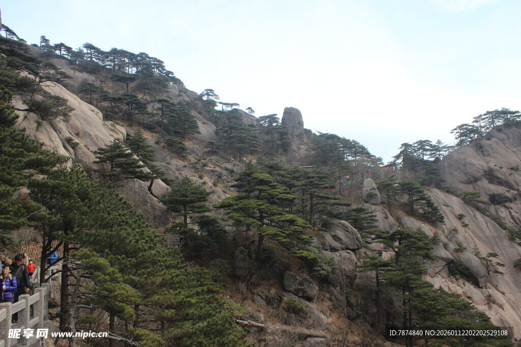黄山栈道上的游客风景