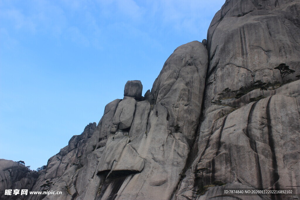 巍峨嶙峋的壮观岩石