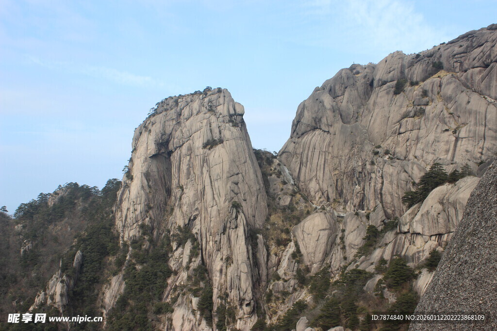 巍峨壮观的嶙峋山峰