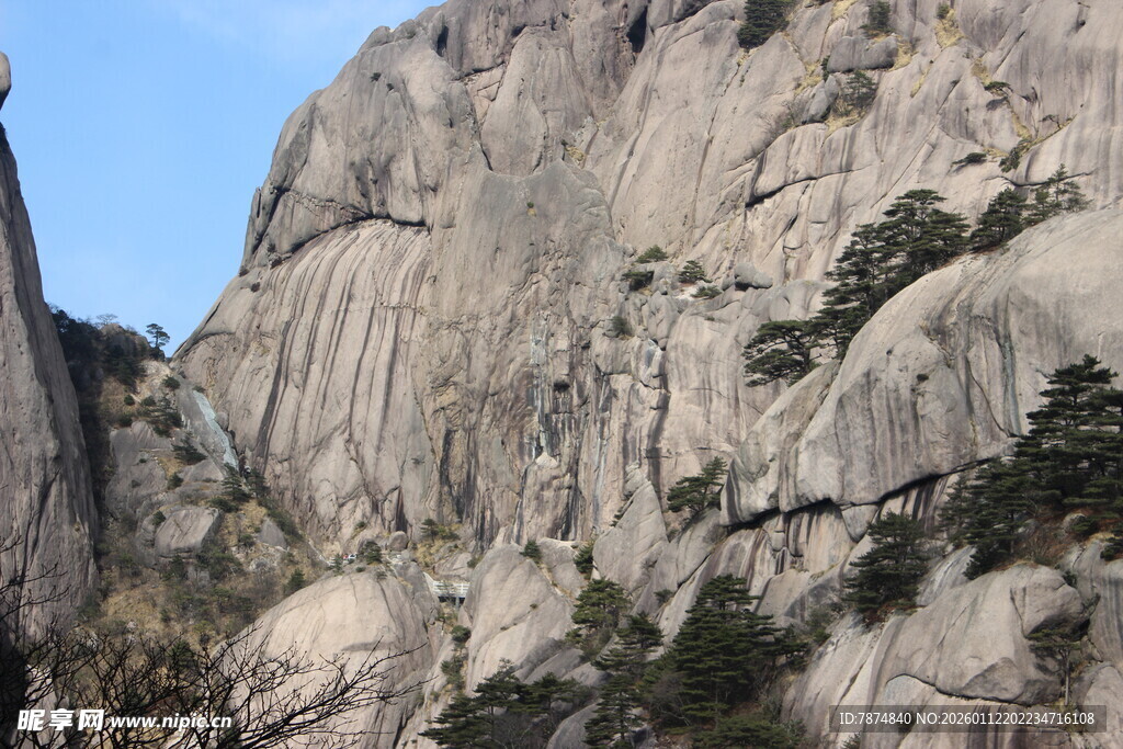 巍峨壮观的陡峭山石景观