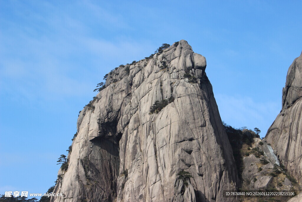 巍峨壮观的险峻山峰