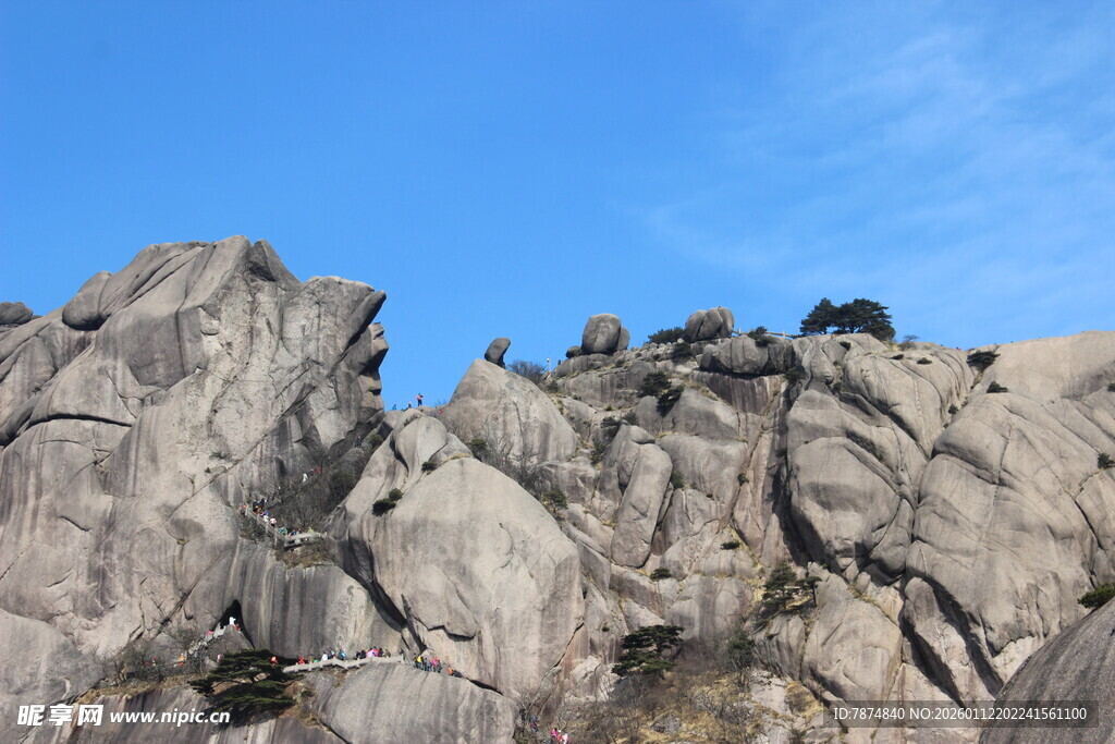 巍峨山石映蓝天