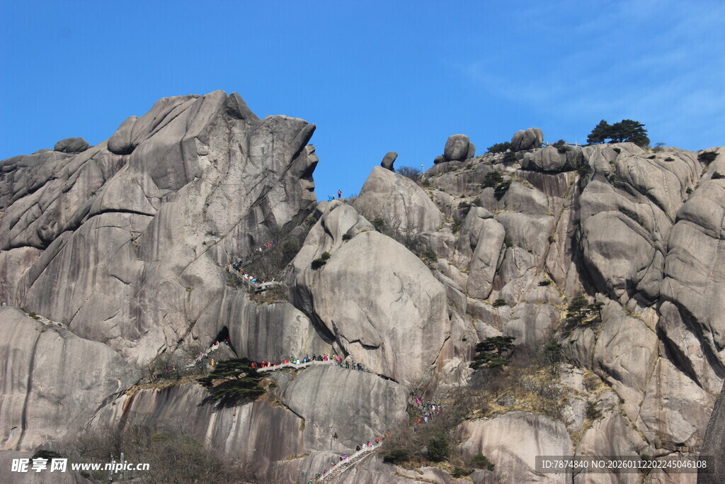 巍峨嶙峋的壮观山石