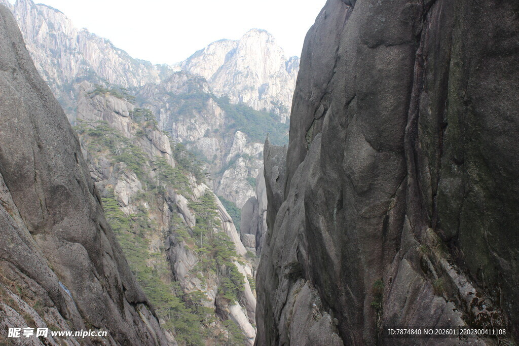 险峻巍峨的壮丽山景