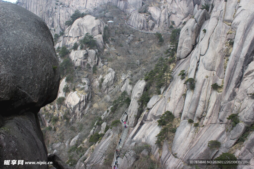 险峻巍峨的壮丽山峰景观