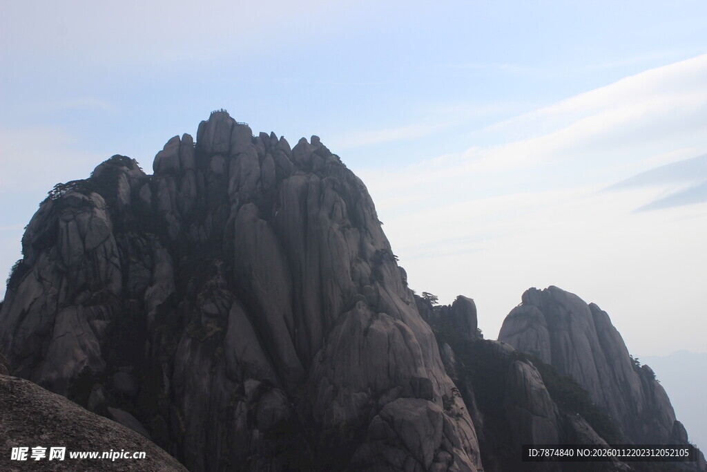 巍峨峻峭的壮丽山峰