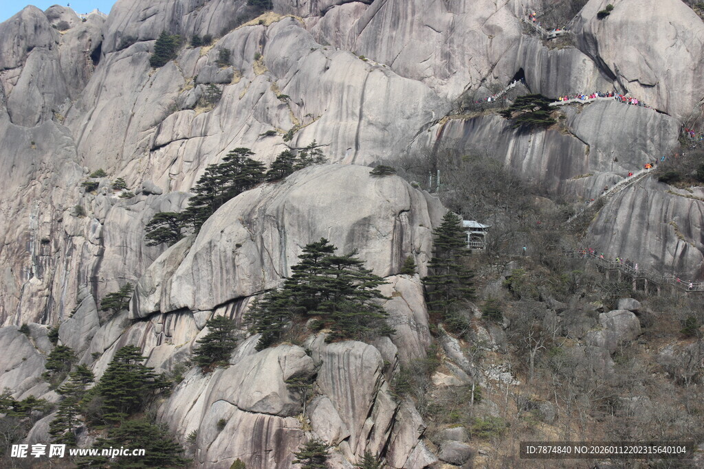 巍峨险峻的陡峭山石景观