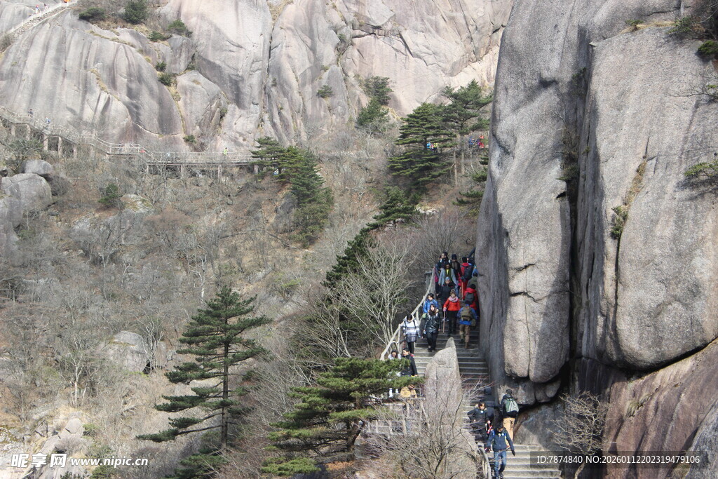 峭壁攀岩者挑战极限