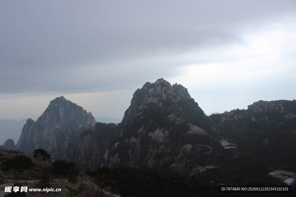 云雾缭绕的壮丽山峰