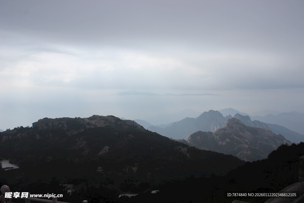云雾缭绕的山峦景色