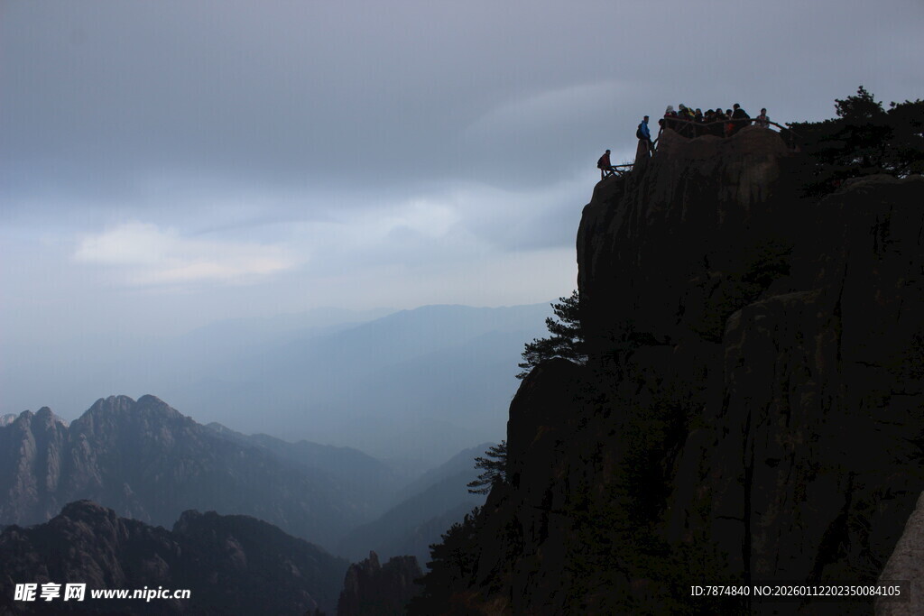 云雾缭绕的险峻山峰