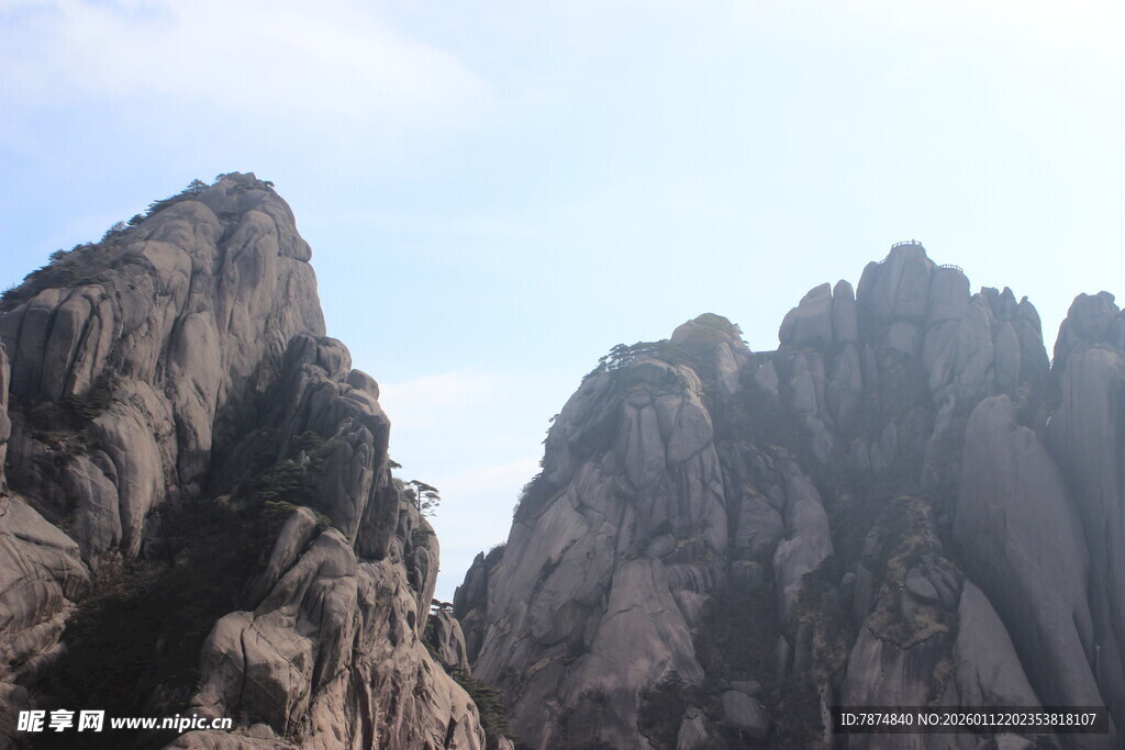 巍峨峻峭的壮丽山峰