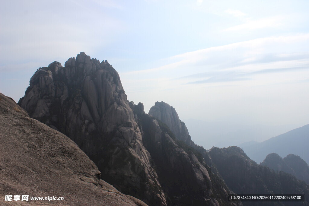 巍峨群山壮丽风光