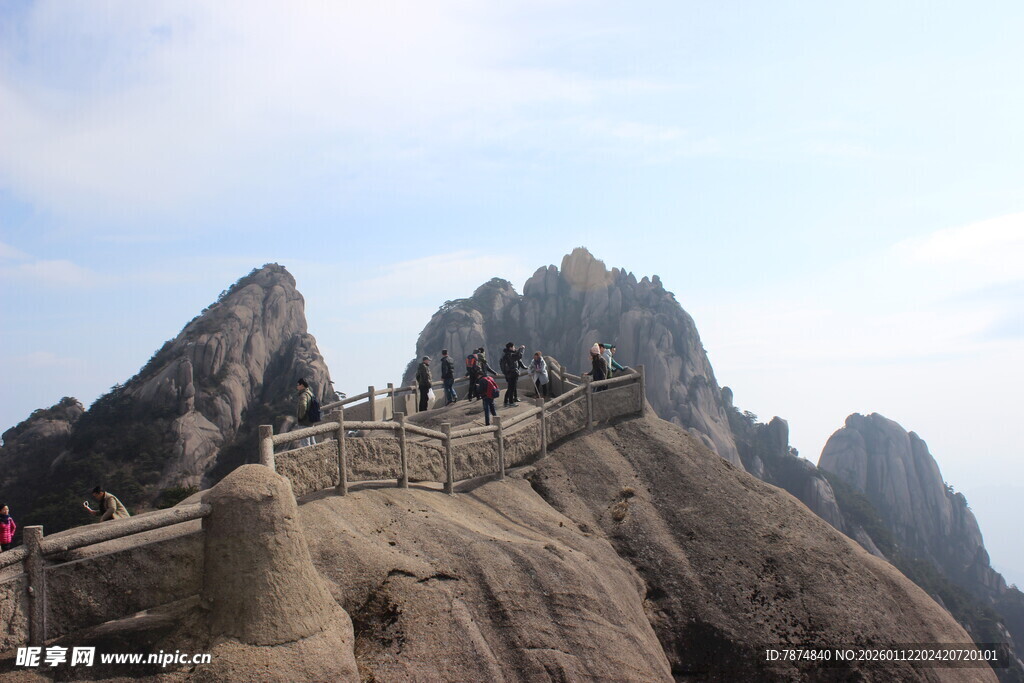 黄山险峻山路上的游客