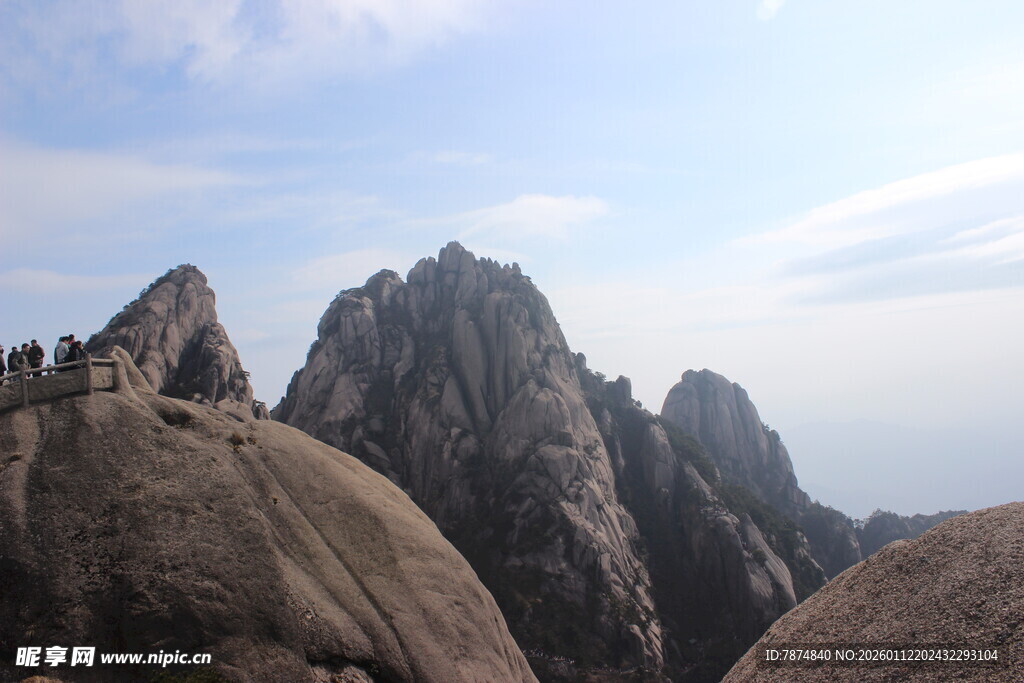 巍峨壮观的秀丽山峰