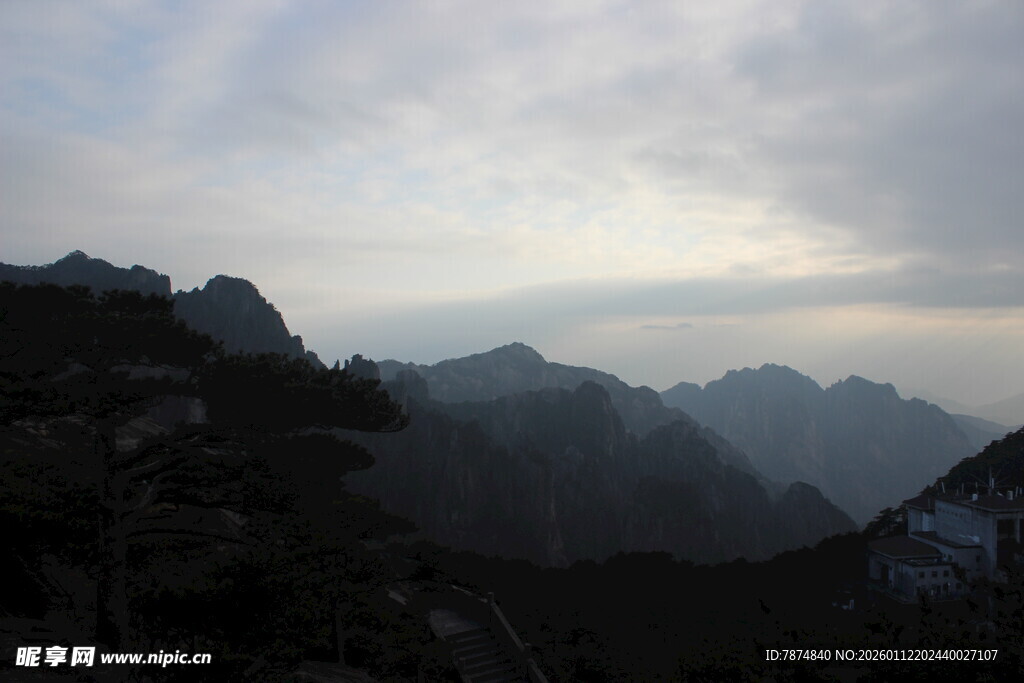 山峦云海间的壮丽景致