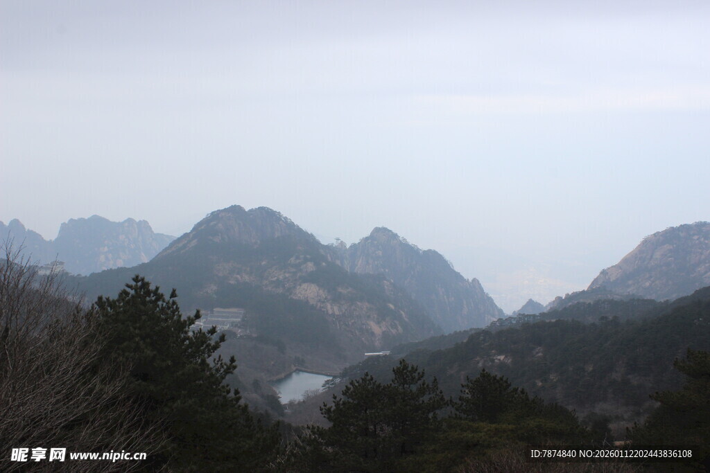 山峦叠嶂的自然风景