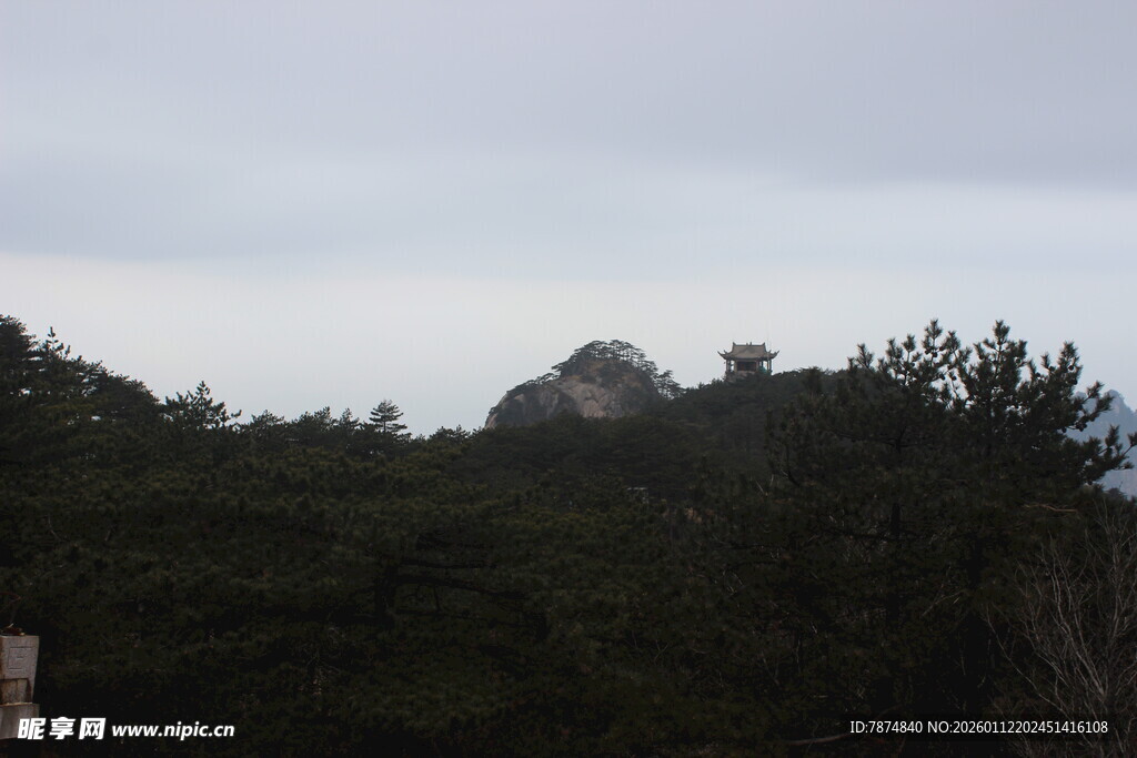 山林间隐约可见的山峰