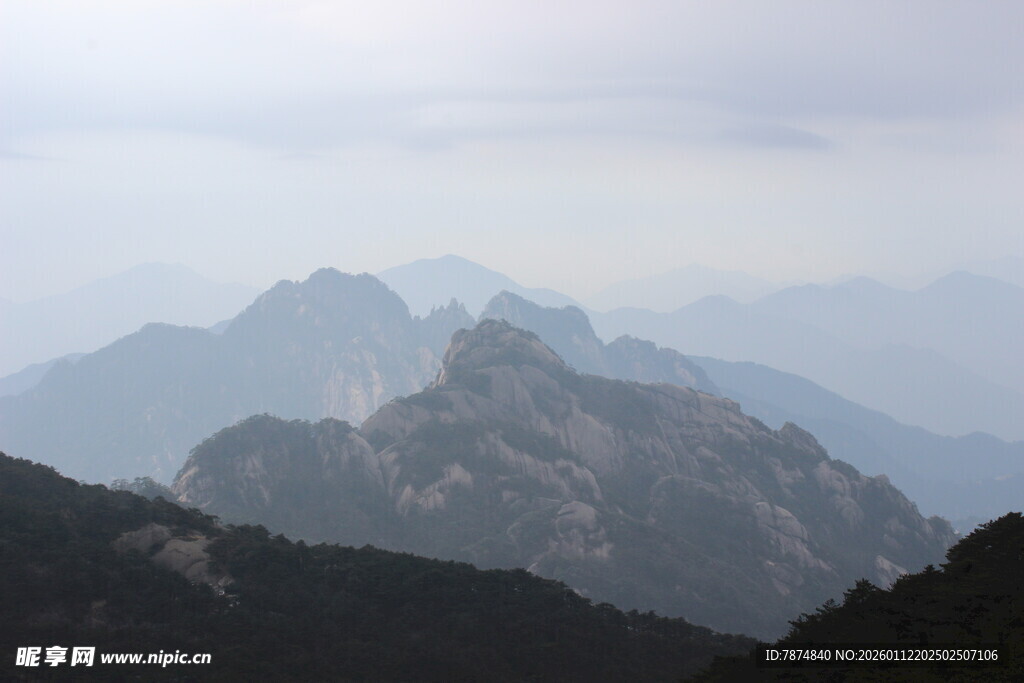 云雾缭绕的壮丽山峦