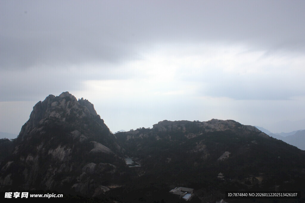 云雾缭绕的巍峨山峰