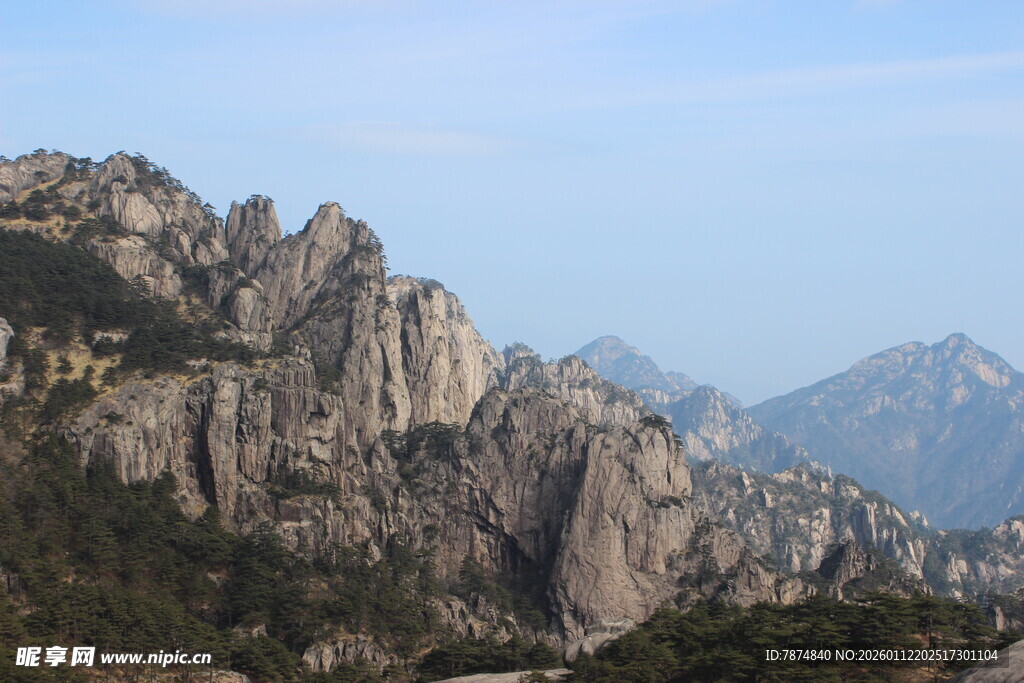 壮丽巍峨的嶙峋山峰
