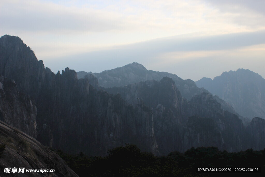 壮丽山景 云雾缭绕山峦