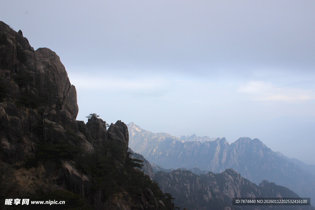 壮丽山景 云雾缭绕间