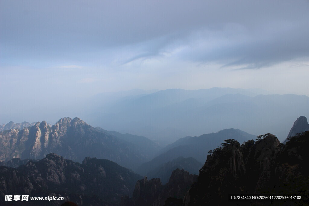 云雾缭绕的壮丽山峦