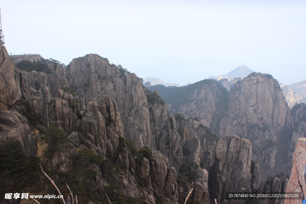 巍峨壮观的陡峭山峰