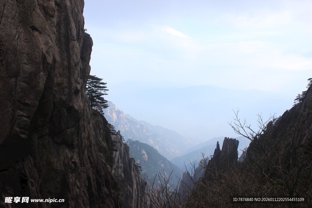 壮丽山景 云雾缭绕的峡谷
