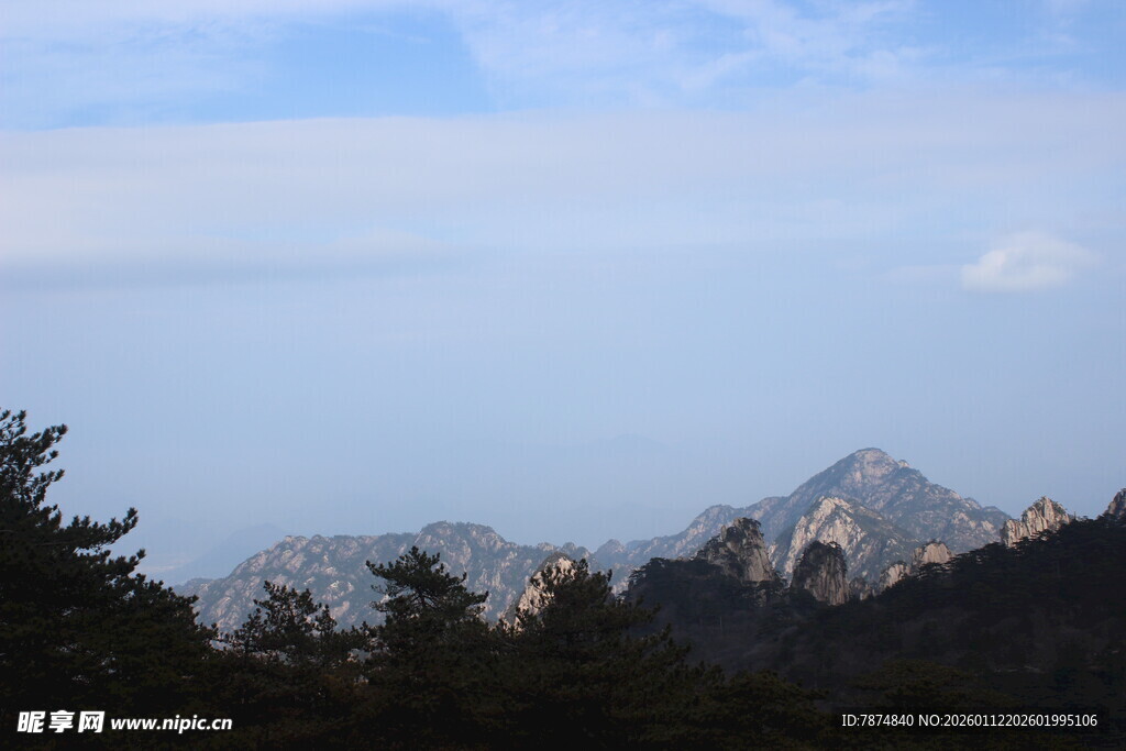 山峦叠翠间的自然美景