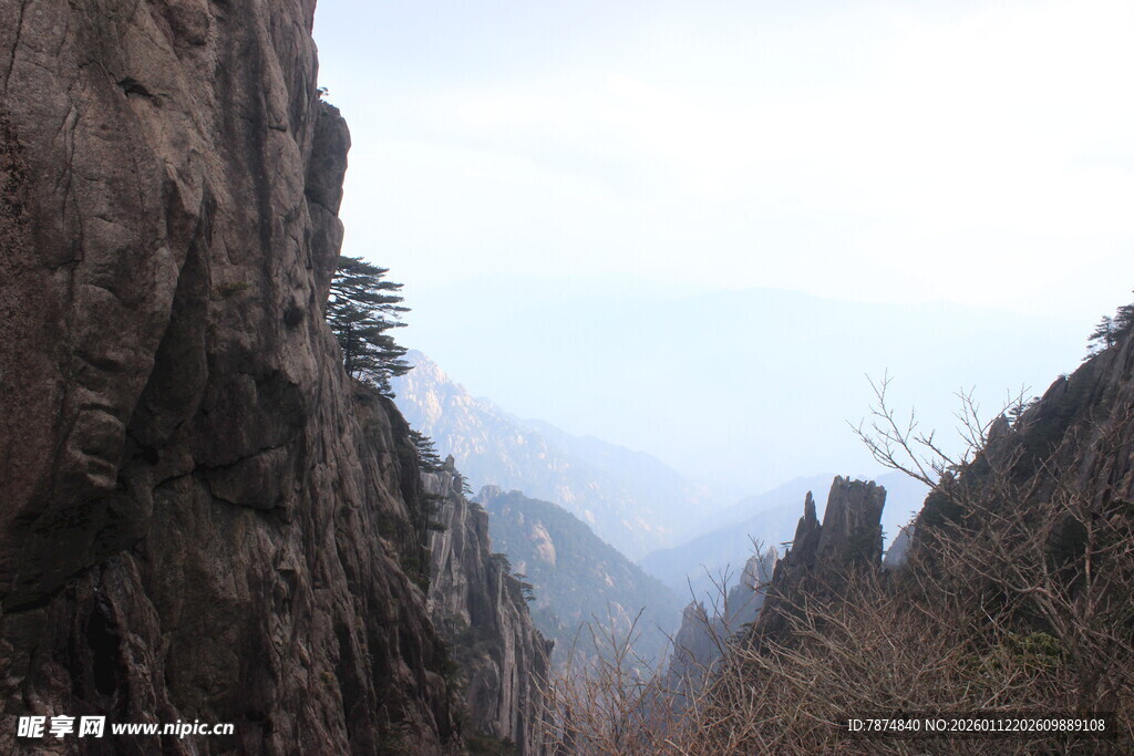 巍峨山峦间的壮丽自然景观
