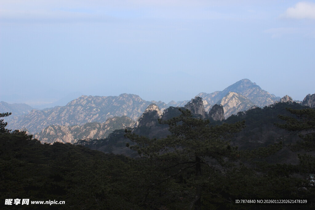 山峦叠翠的自然美景